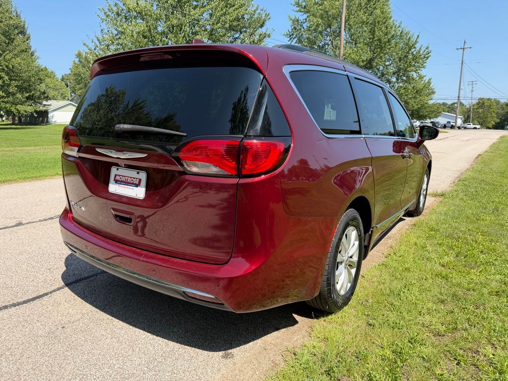 Photo 4 of 2017 Chrysler Pacifica Touring-L
