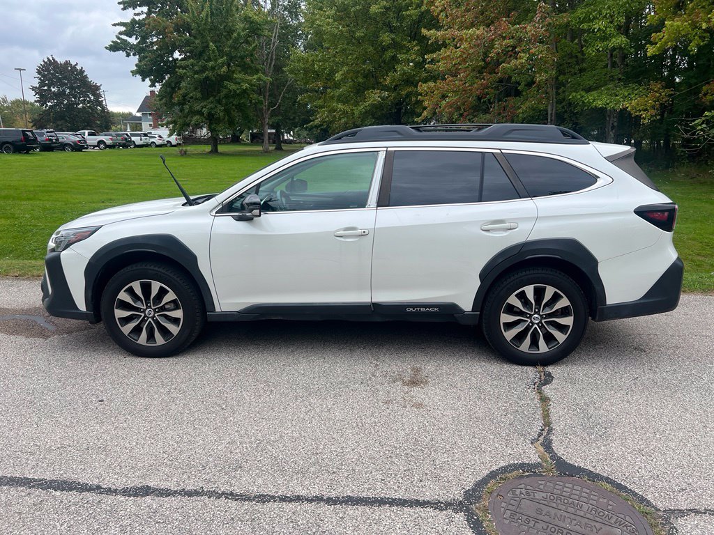 Photo 2 of 2023 Subaru Outback Limited