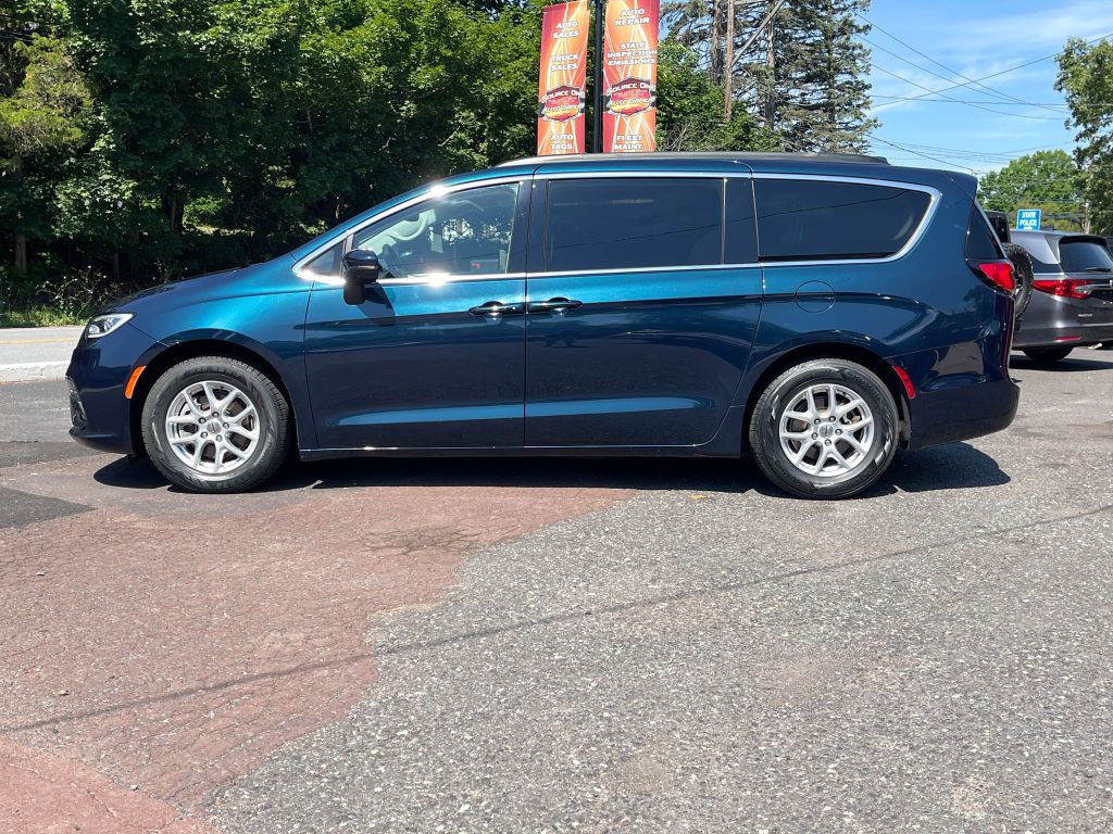 2022 Chrysler Pacifica Touring L - Image 2