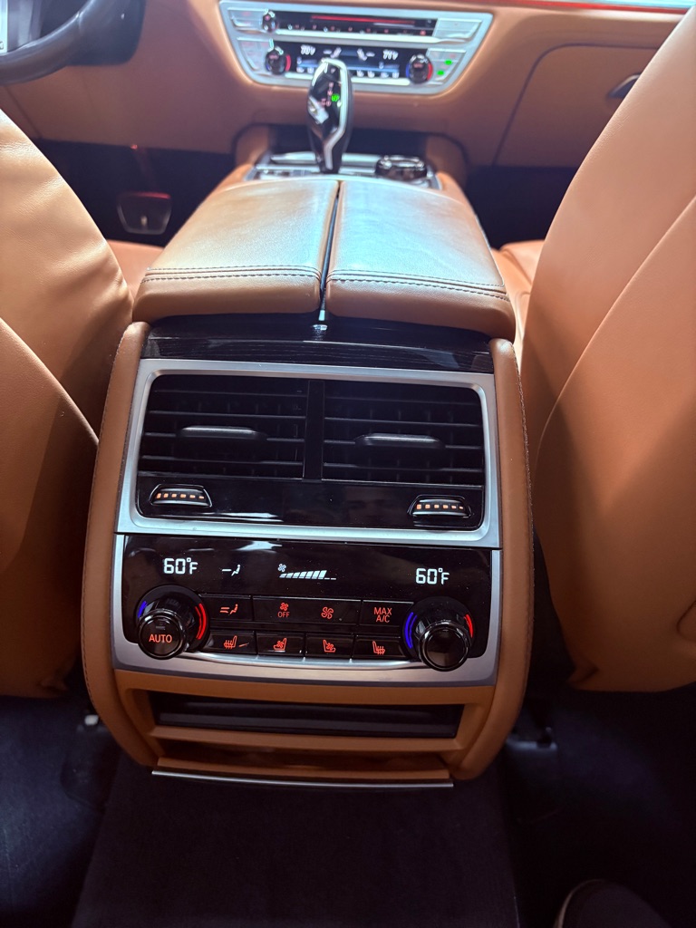 2020 BMW 7 Series 750i - Photo 37