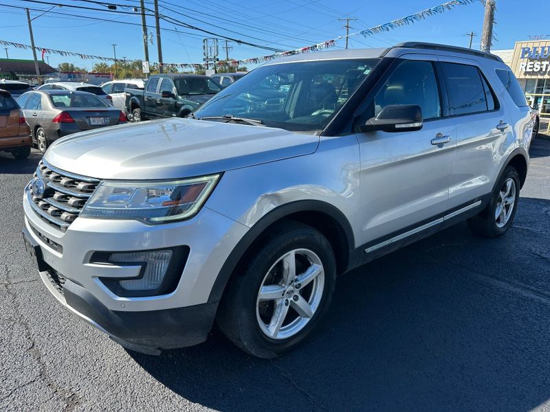 Photo 3 of 2017 Ford Explorer XLT