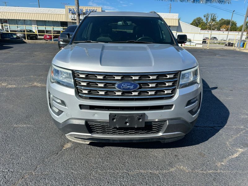 Photo 2 of 2017 Ford Explorer XLT