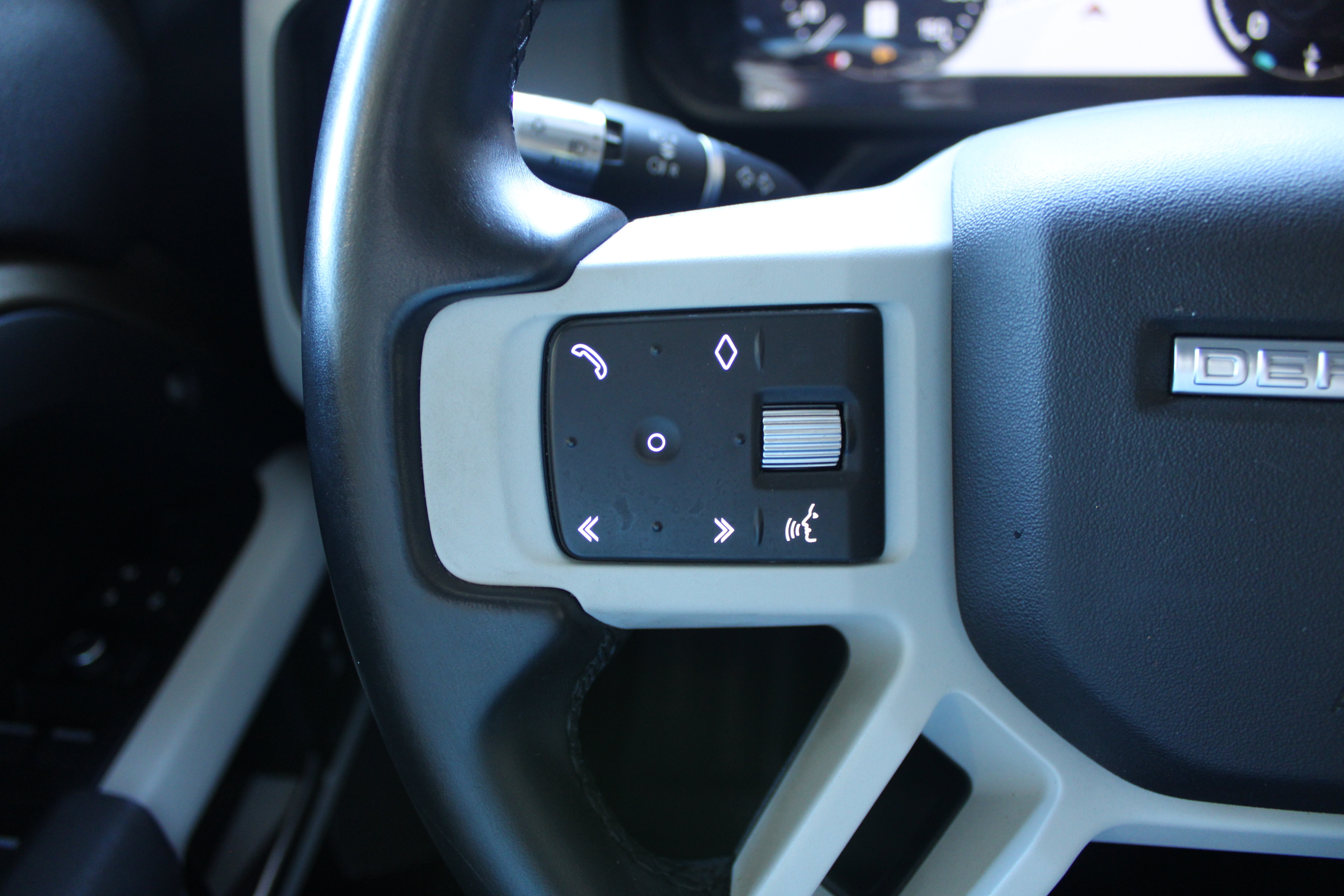 Photo 5 of 2020 Land Rover Defender 110 SE