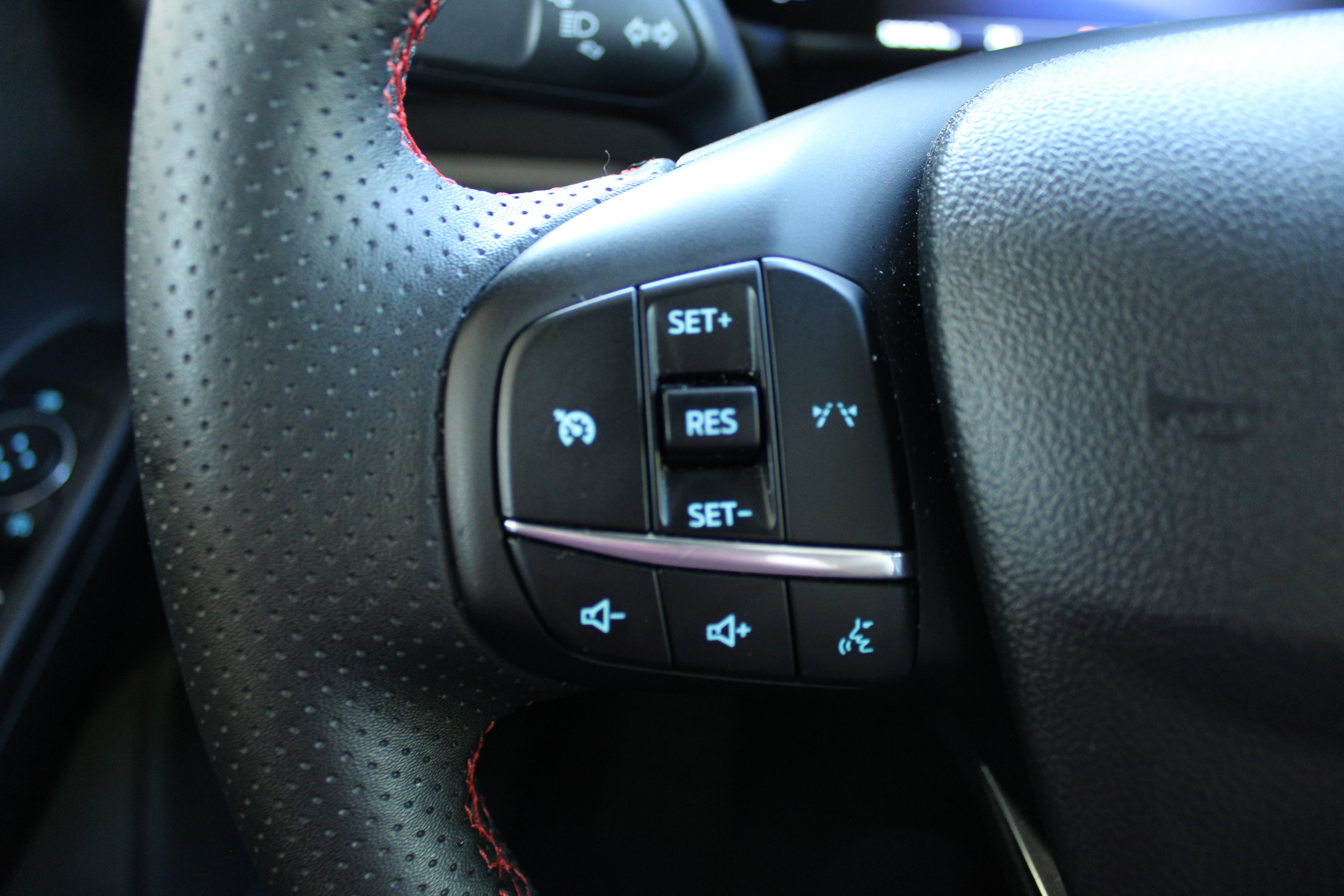2025 Ford Escape ST-Line Select - Image 5