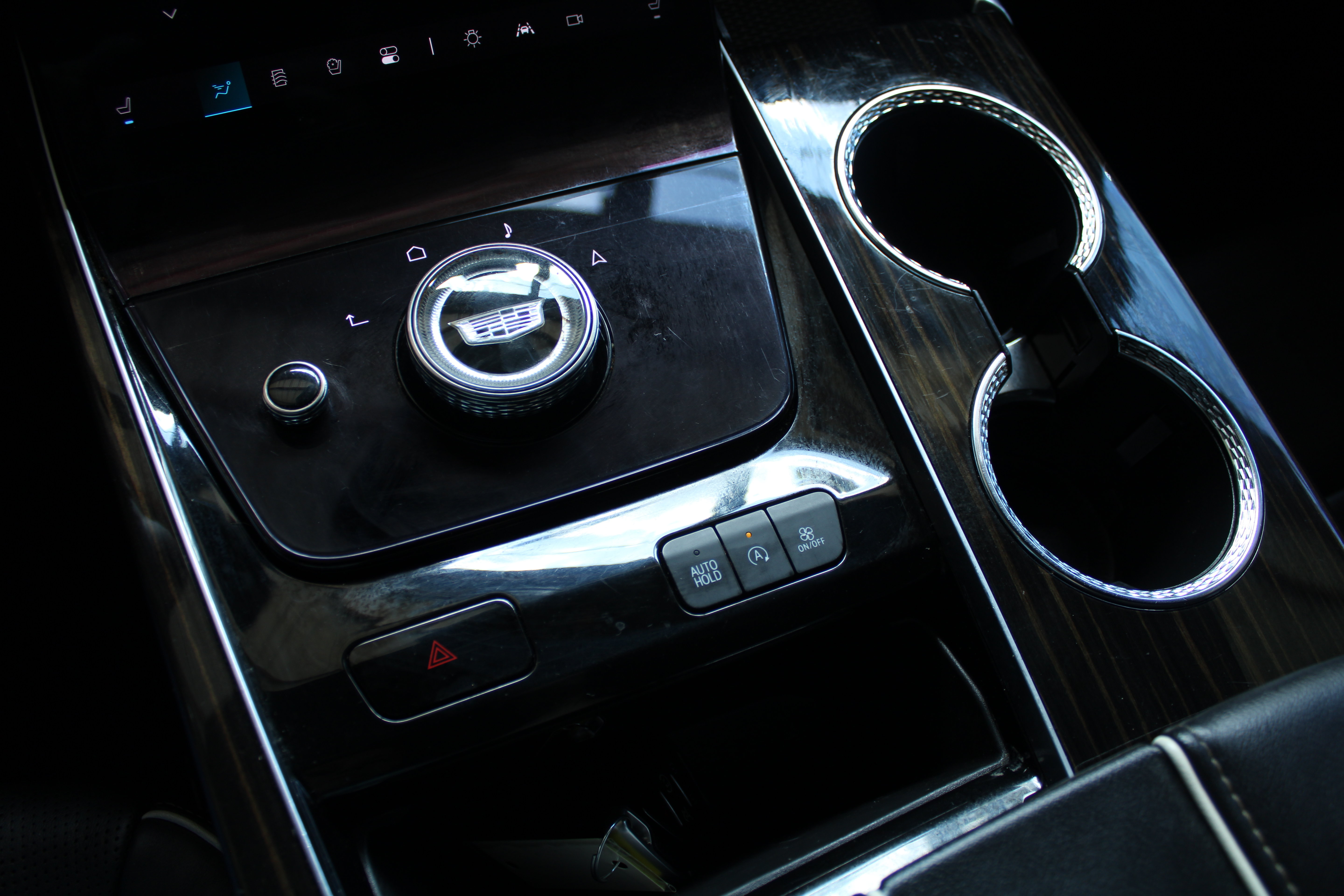 2025 Cadillac Escalade Premium Luxury - Image 5