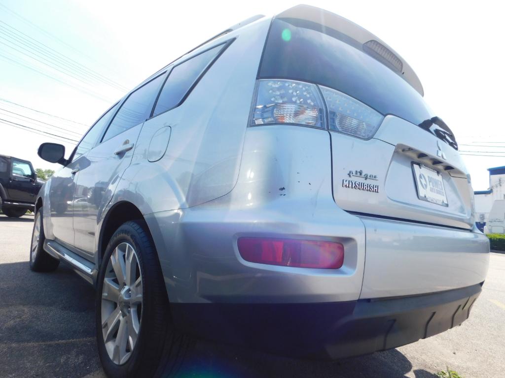 2010 Mitsubishi Outlander SE - Image 2