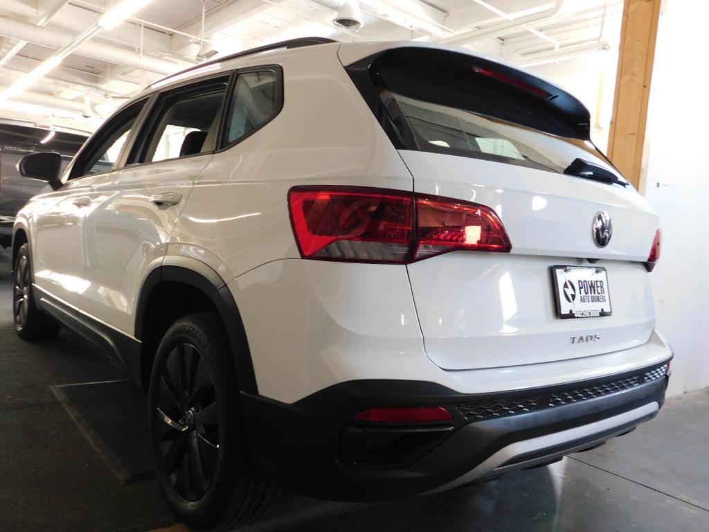 Photo 2 of 2022 Volkswagen Taos S