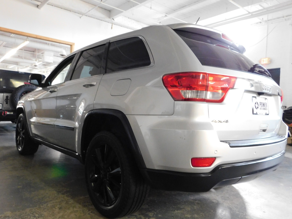 2011 Jeep Grand Cherokee Laredo photo 2