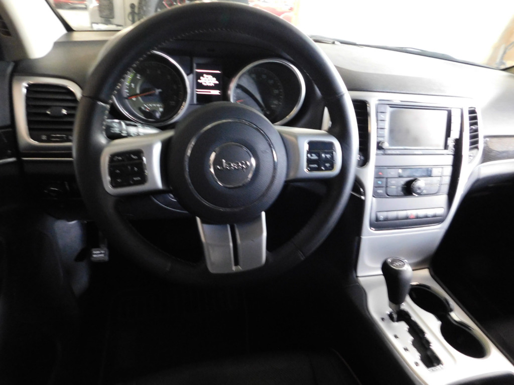 2011 Jeep Grand Cherokee Laredo photo 4