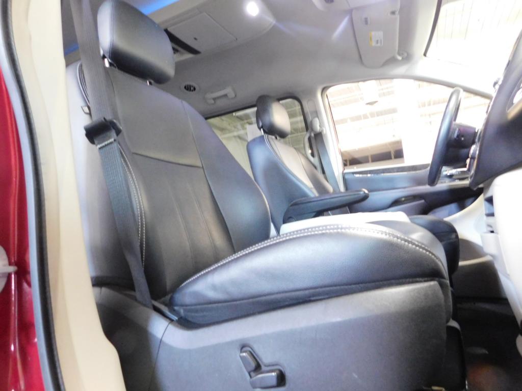 2013 Chrysler Town & Country Touring-L - Photo 16