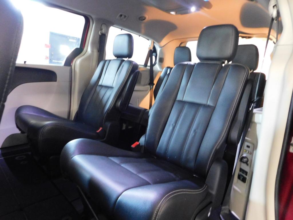2013 Chrysler Town & Country Touring-L - Photo 12