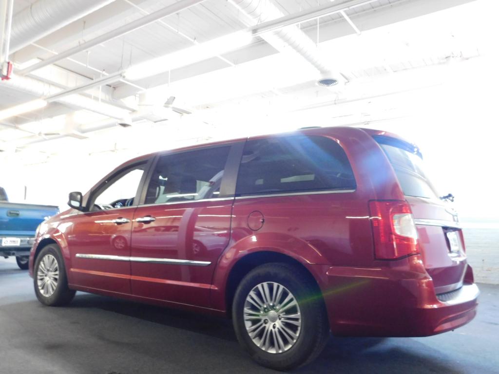 2013 Chrysler Town & Country Touring-L - Photo 8