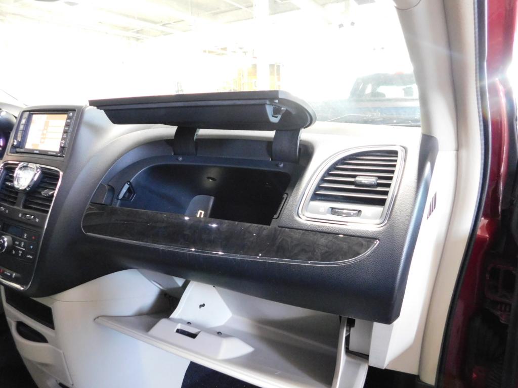 2013 Chrysler Town & Country Touring-L - Photo 18
