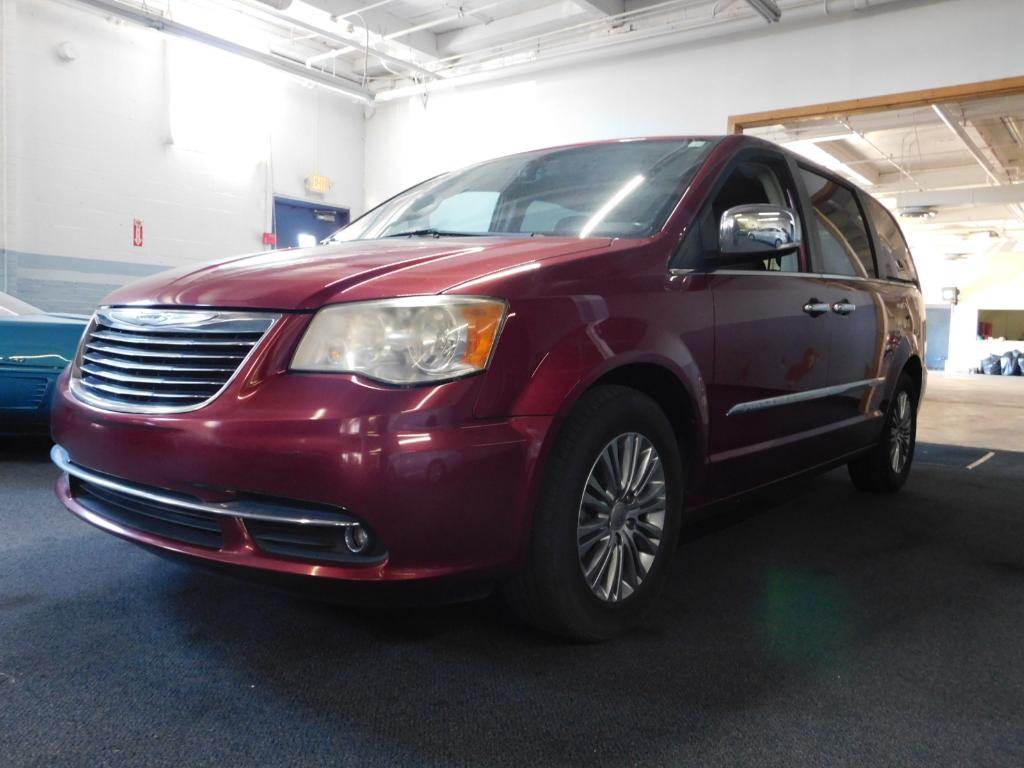 2013 Chrysler Town & Country Touring-L - Photo 9