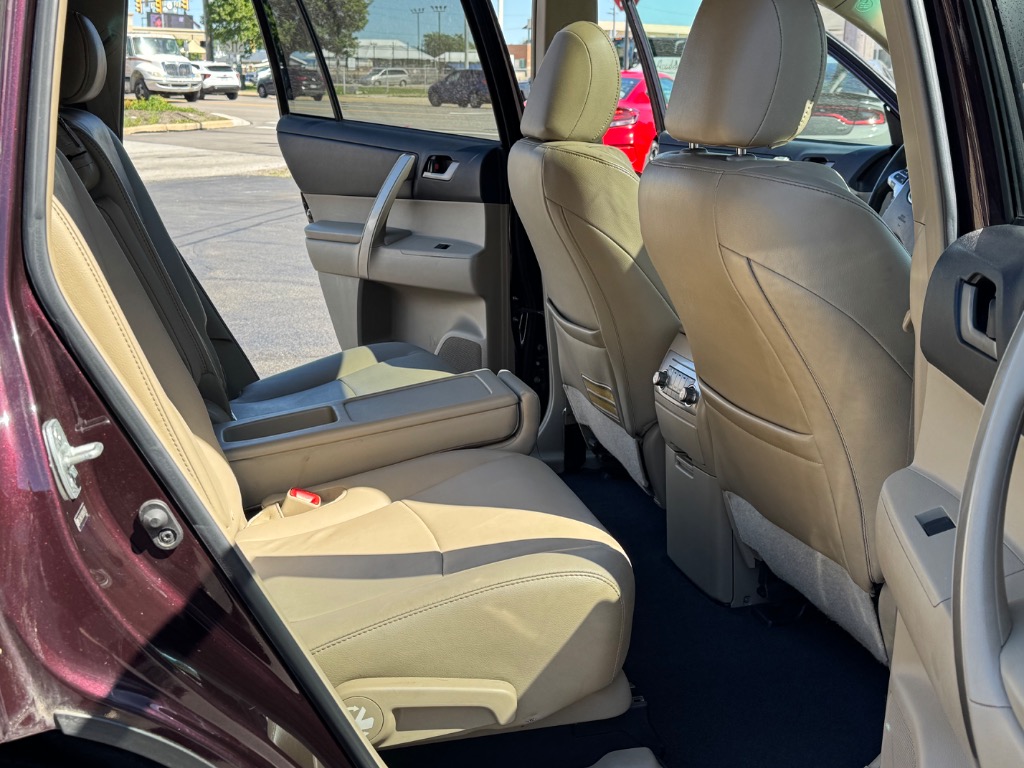 2011 Toyota Highlander SE - Photo 16