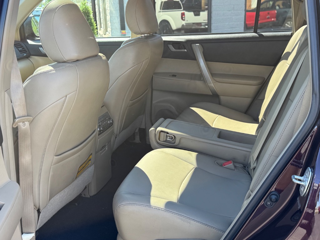 2011 Toyota Highlander SE - Photo 14