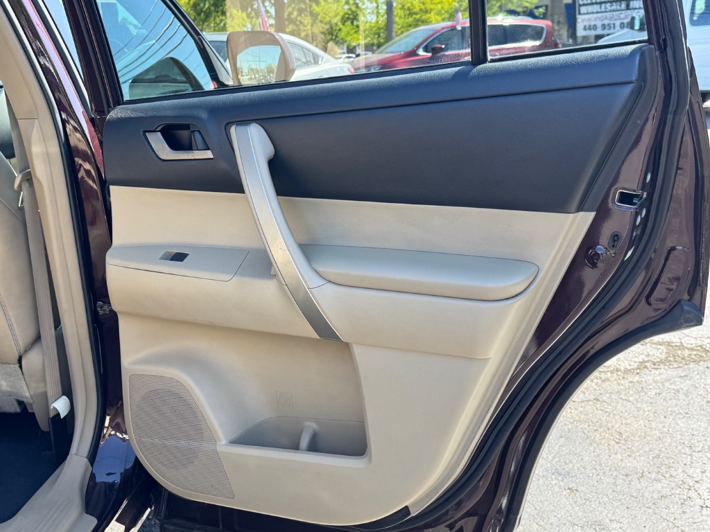 2011 Toyota Highlander SE - Photo 17