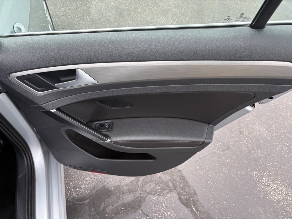 2015 Volkswagen Golf SportWagen 31