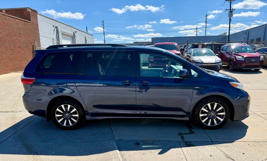 Photo 5 of 2020 Toyota Sienna LE 7-Passenger