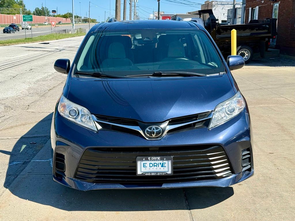 Photo 2 of 2020 Toyota Sienna LE 7-Passenger