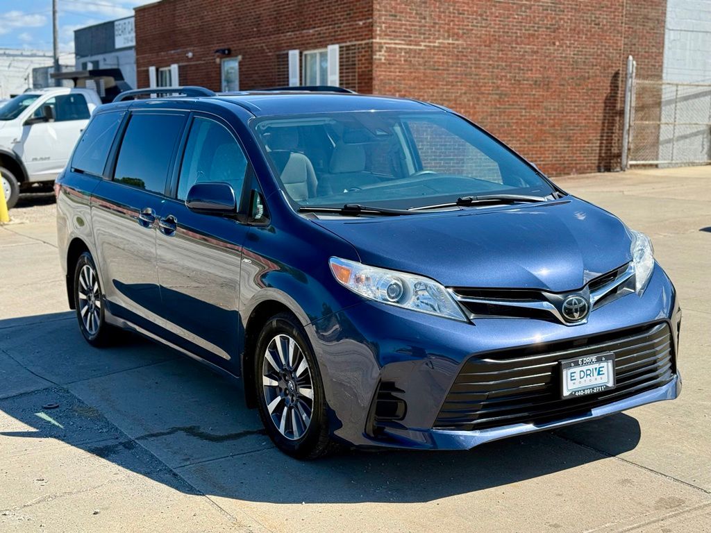 Photo 4 of 2020 Toyota Sienna LE 7-Passenger
