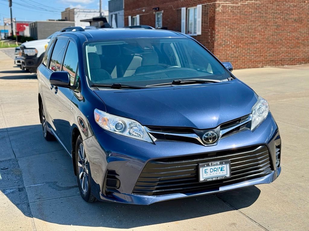 Photo 3 of 2020 Toyota Sienna LE 7-Passenger