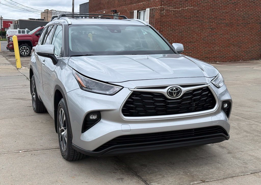 Photo 3 of 2021 Toyota Highlander XLE