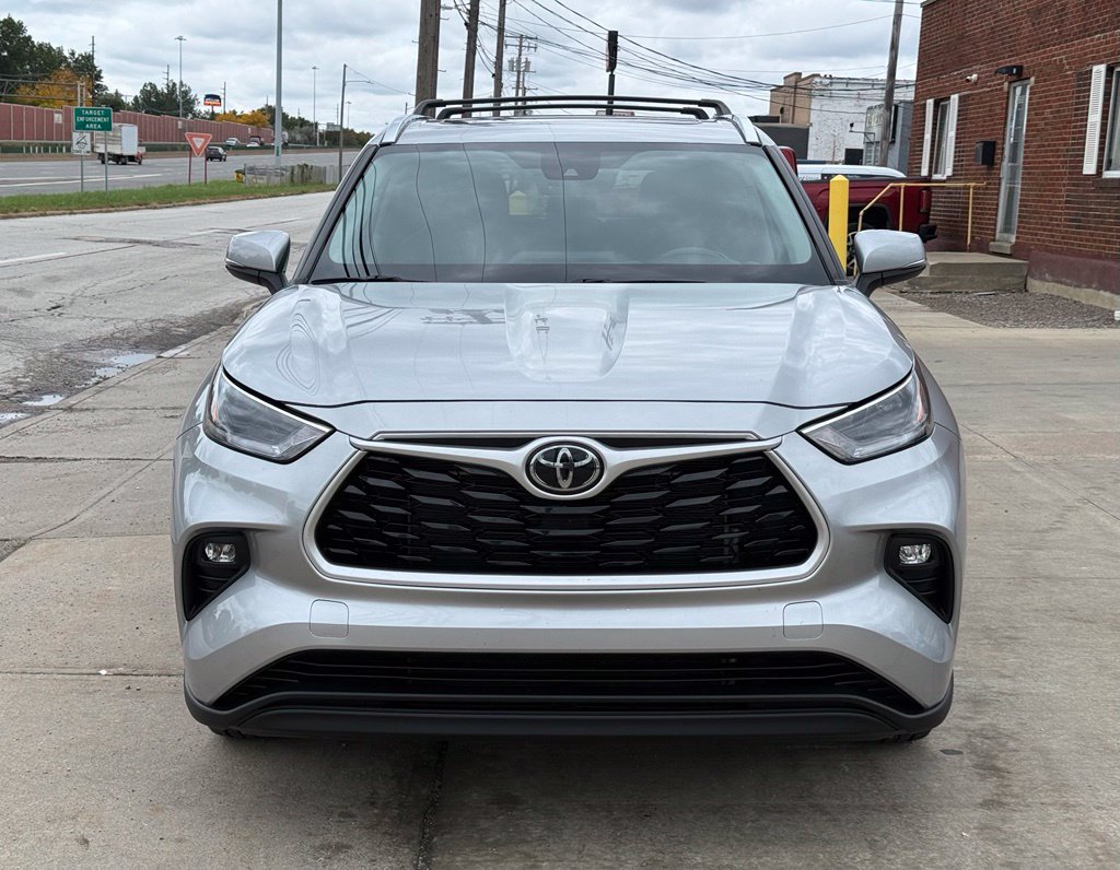 Photo 2 of 2021 Toyota Highlander XLE