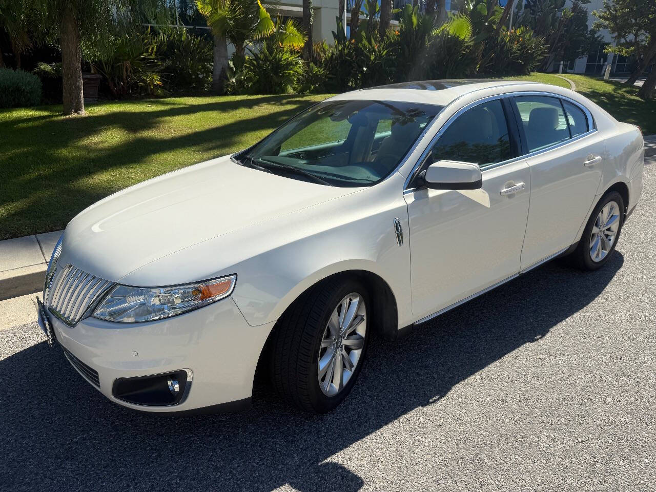2009 Lincoln MKS Base's photo
