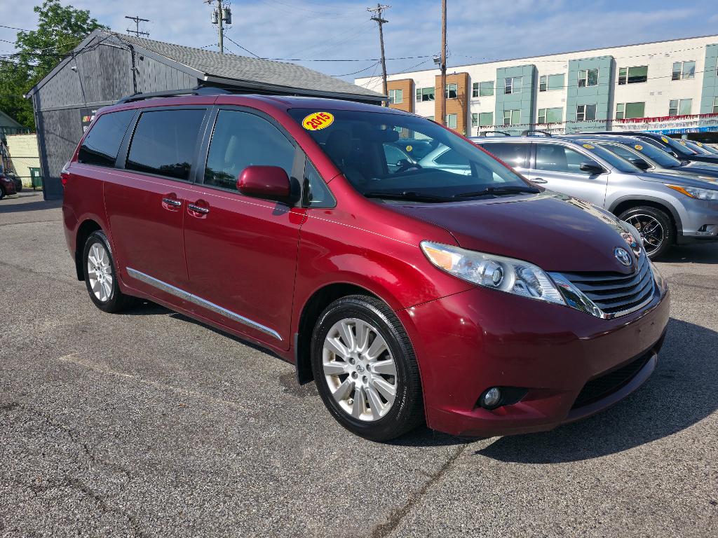 2015 Toyota Sienna XLE Premium 7-Passenger - Image 3