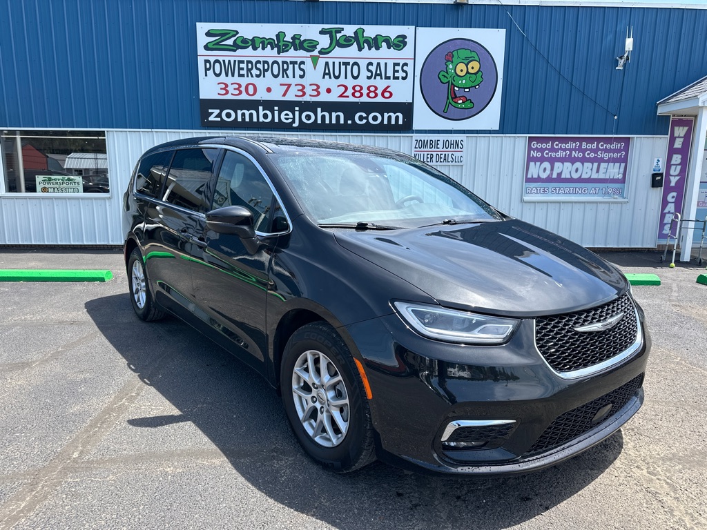 2023 Chrysler Pacifica Touring's photo
