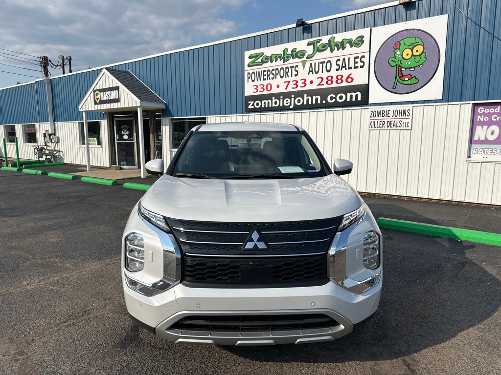 Photo 2 of 2024 Mitsubishi Outlander SE
