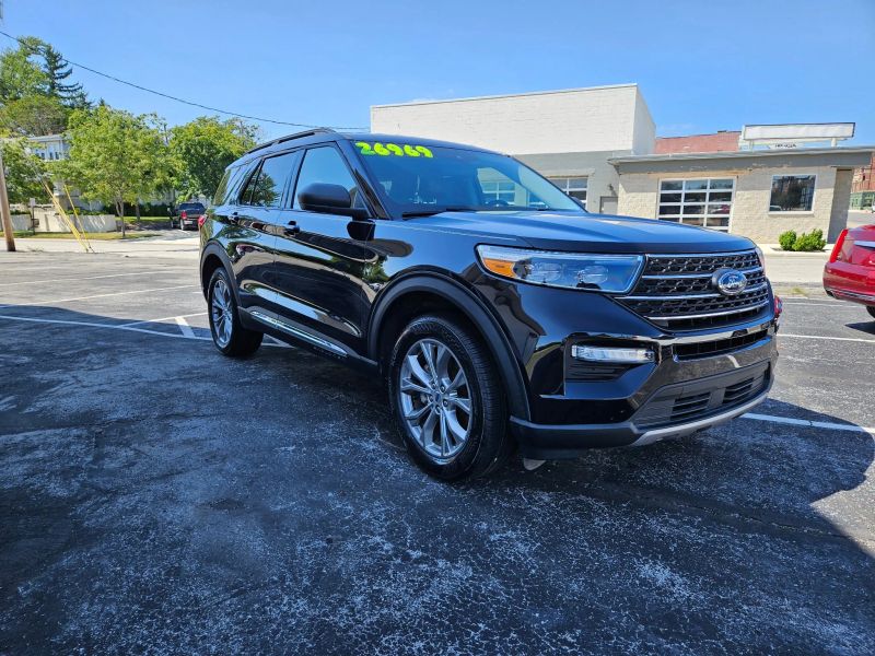 Photo 2 of 2022 Ford Explorer XLT
