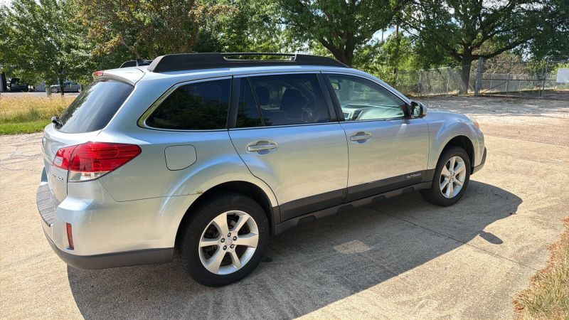 2014 Subaru Outback 2.5i Premium - Image 5