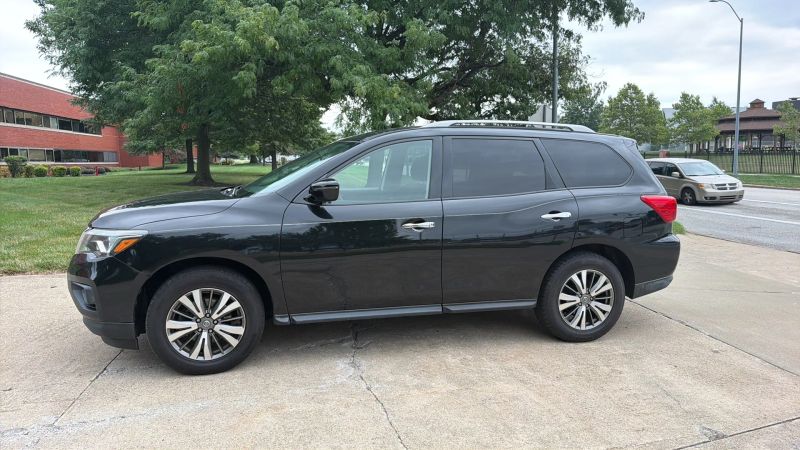 2020 Nissan Pathfinder S - Image 2
