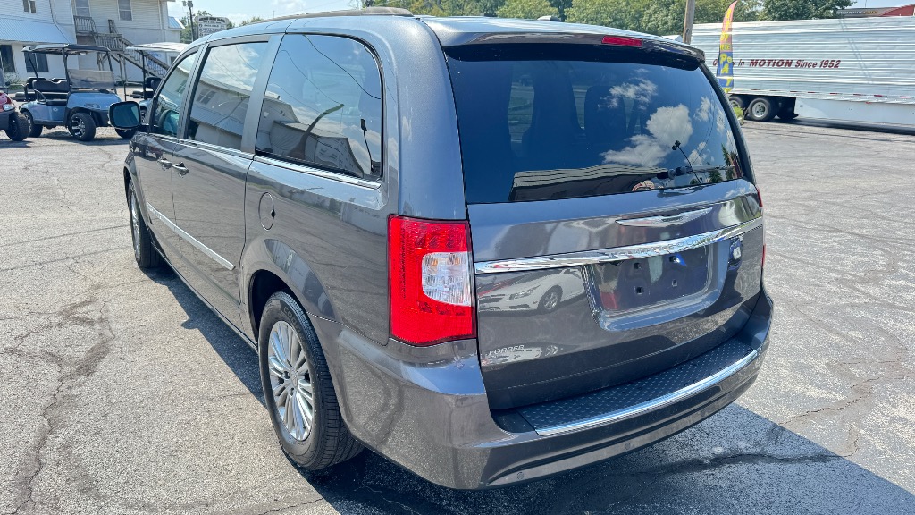 2016 Chrysler Town and Country - Image 3