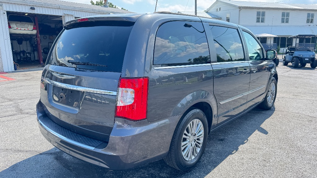 2016 Chrysler Town and Country - Image 5