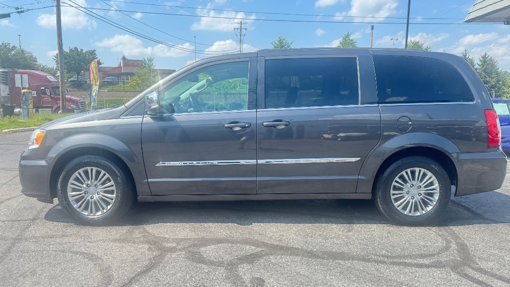 2016 Chrysler Town and Country - Image 2