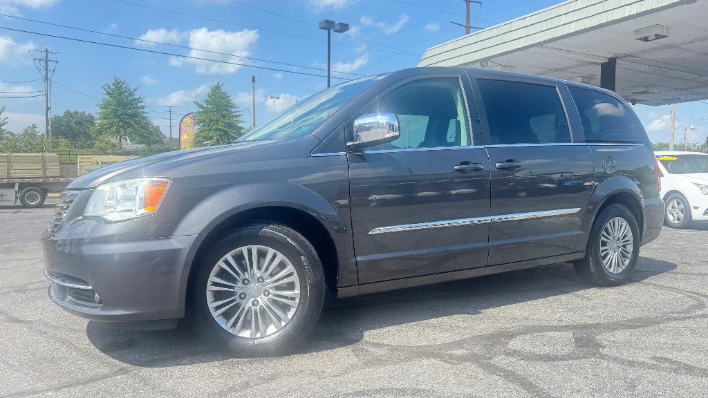 2016 Chrysler Town and Country - Main Image
