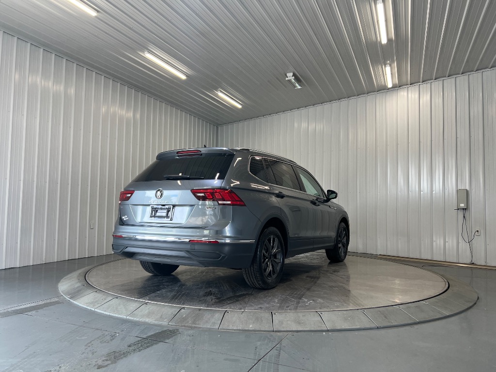 2023 Volkswagen Tiguan SE 4Motion - Image 3