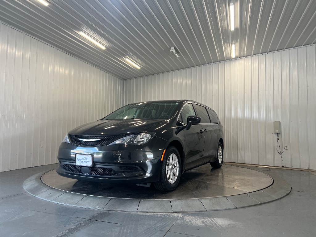 2021 Chrysler Voyager LX's photo
