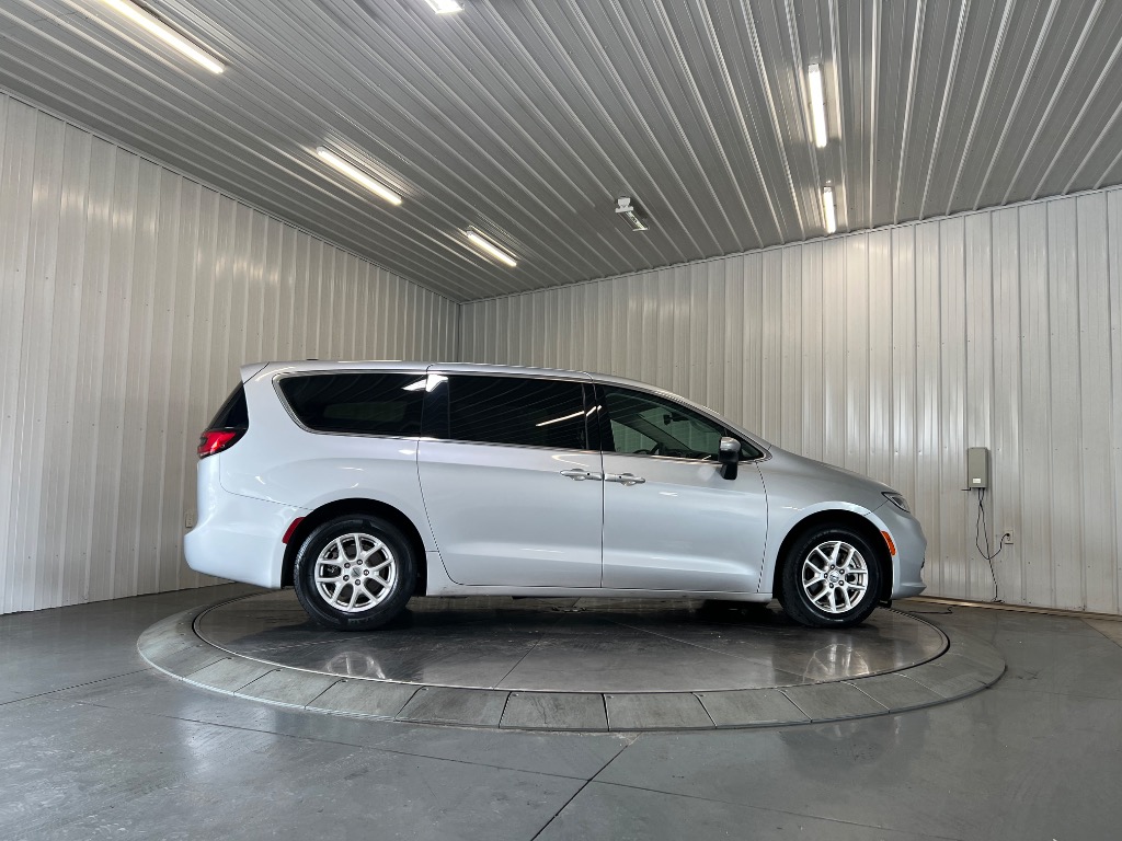 Photo 4 of 2023 Chrysler Pacifica Touring L
