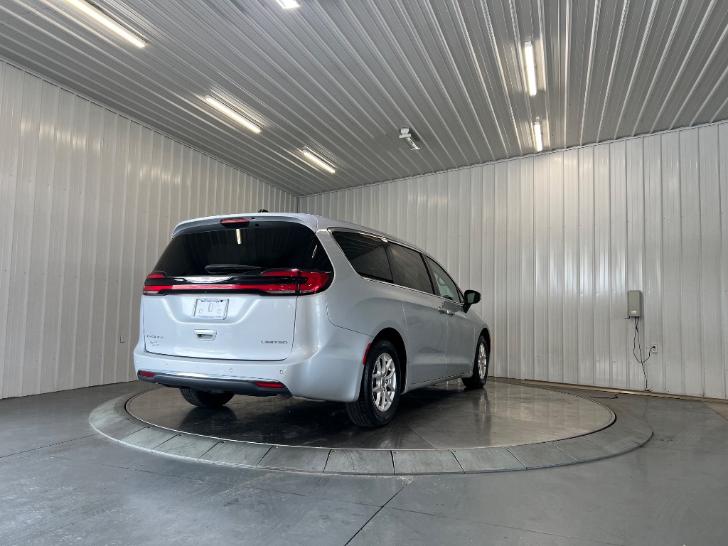Photo 3 of 2023 Chrysler Pacifica Touring L