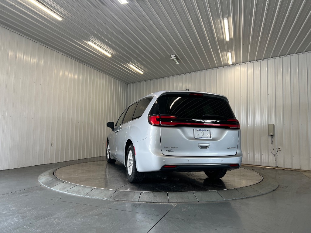 Photo 5 of 2023 Chrysler Pacifica Touring L