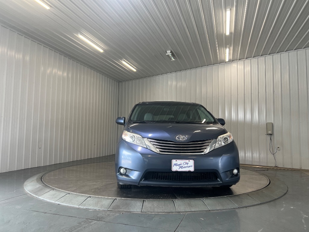 Photo 2 of 2017 Toyota Sienna XLE 8-Passenger