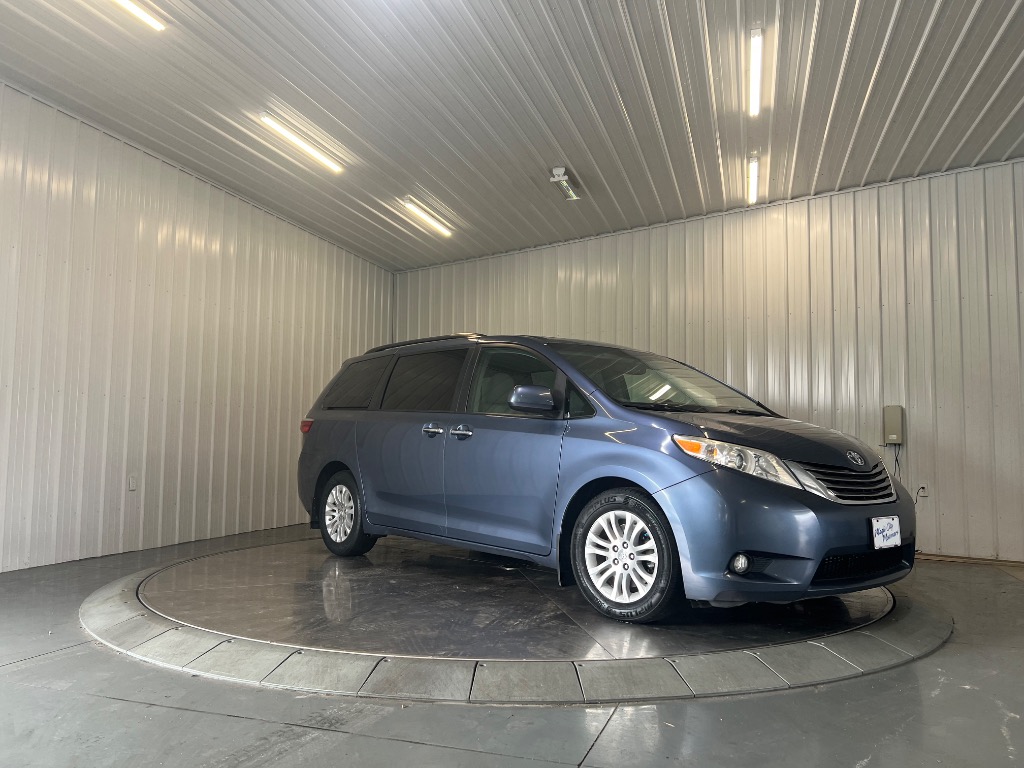 Photo 3 of 2017 Toyota Sienna XLE 8-Passenger