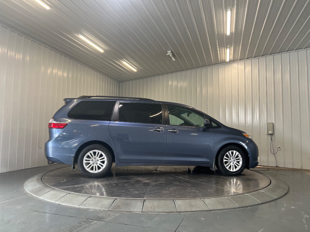 Photo 5 of 2017 Toyota Sienna XLE 8-Passenger