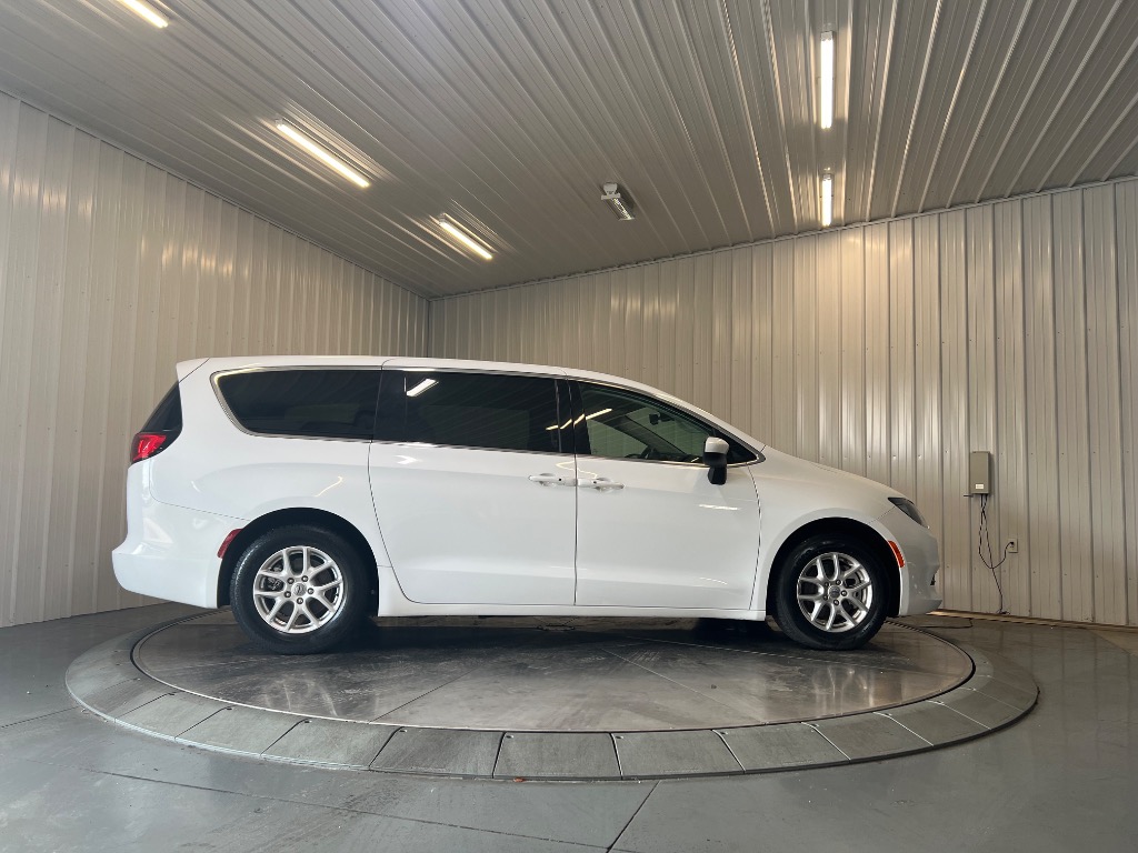 Photo 5 of 2023 Chrysler Voyager LX
