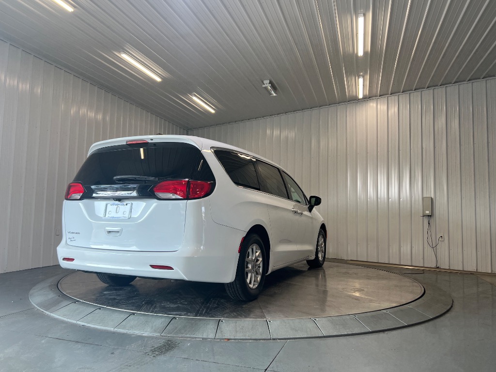 Photo 4 of 2023 Chrysler Voyager LX