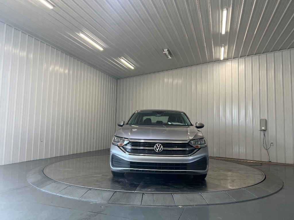 Photo 2 of 2024 Volkswagen Jetta SE